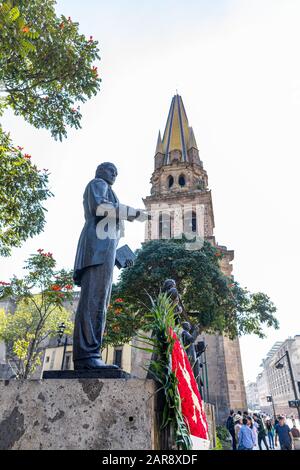 Guadalajara, Jalisco, Mexique - 23 novembre 2019: Vue sur le monument de Jaliscienses Ilustres, à côté de la cathédrale de Guadalajara Banque D'Images