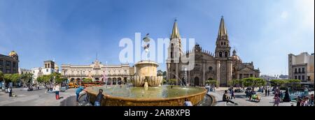 Guadalajara, Jalisco, Mexique - 23 novembre 2019: Les gens qui apprécient la journée à Guadalajara plaza, avec la vue sur la cathédrale de Guadalajara Banque D'Images