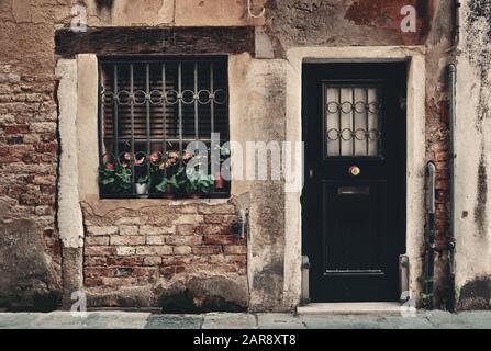 Vintage porte et fenêtre dans de vieux bâtiments de Venise, Italie. Banque D'Images