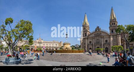 Guadalajara, Jalisco, Mexique - 23 novembre 2019: Les gens qui apprécient la journée à Guadalajara plaza, avec la vue sur la cathédrale de Guadalajara Banque D'Images