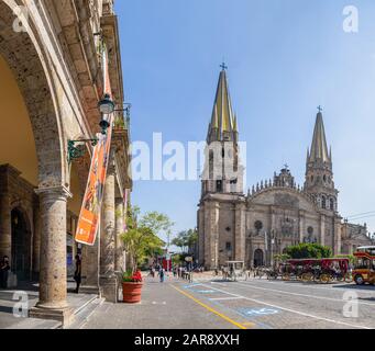 Guadalajara, Jalisco, Mexique - 23 novembre 2019: Vue sur la cathédrale de Guadalajara, du Palais du Gouvernement municipal Banque D'Images