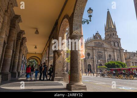 Guadalajara, Jalisco, Mexique - 23 novembre 2019: Vue sur la cathédrale de Guadalajara, du Palais du Gouvernement municipal Banque D'Images