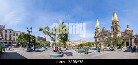 Guadalajara, Jalisco, Mexique - 23 novembre 2019: Les gens qui apprécient la journée à Guadalajara plaza, avec la vue sur la cathédrale de Guadalajara Banque D'Images