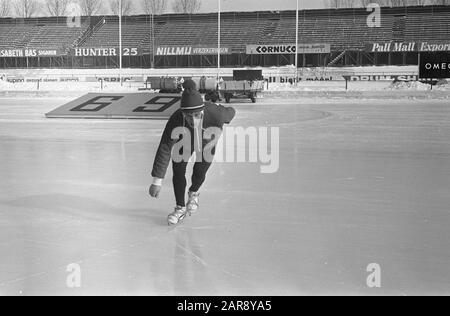Entraînement pour les Championnats du monde de patinage masculin au Deventer Date : 13 février 1969 lieu : Deventer mots clés : patinage, sport, championnats du monde Banque D'Images