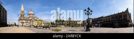 Guadalajara, Jalisco, Mexique - le 23 novembre 2019: Tourisme et les habitants appréciant la journée pendant une journée de la célébration morte, à la Plaza de Armas, Wit Banque D'Images