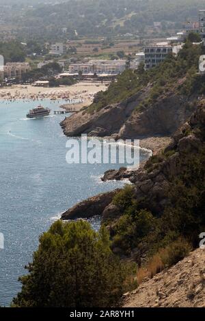 Vue sur la baie et la plage de Cala Llonga, Ibiza, Iles Baléares Banque D'Images