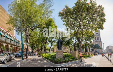 Guadalajara, Jalisco, Mexique - 23 novembre 2019: Vue sur le monument de Jaliscienses Ilustres, à côté de la cathédrale de Guadalajara Banque D'Images