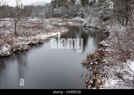 Une scène hivernale enneigée de la rivière Sacandaga près de Speculator, NY USA dans les montagnes Adirondack. Banque D'Images