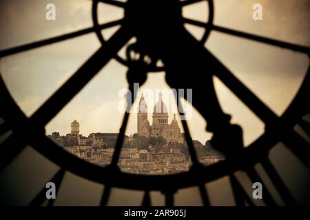 Sacre-Coeur vue par tour de l'horloge géante à Paris, France. Banque D'Images