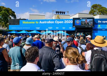 Les gens à l'entrée de l'Open d'Australie 2020 au Melbourne Park, Melbourne, Australie Banque D'Images
