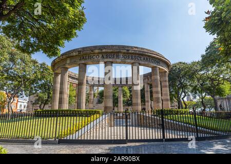 Guadalajara, Jalisco, Mexique - 23 novembre 2019: Vue sur le monument de Jaliscienses Ilustres, à côté de la cathédrale de Guadalajara Banque D'Images