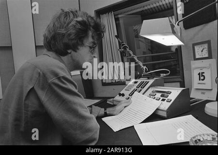 Personnel de diffusion de la grève de douzième aire à Hilversum; 6: Lecteurs de news Ad Hazewinkel (l) et Hans van Zijl, 7: Lecteur de news Hans Molenaar Date: 15 juin 1982 lieu: Hilversum mots clés: Grèves Banque D'Images