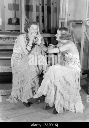 Voyage en Pologne Deux danseurs font une pause entre les scènes du théâtre à Teatr Wielki Date : 1934 lieu : Pologne, Varsovie mots clés : Ballet, théâtre Banque D'Images