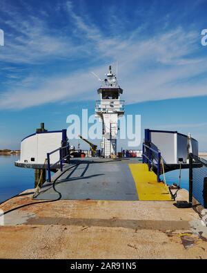 Petit ferry vide en voiture attendant de charger au quai de ferry sur Dauphin Island Alabama, États-Unis. Banque D'Images