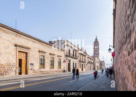 Morelia, Michoacan, Mexique - 24 novembre 2019: Vue sur les vieux bâtiments du Mexique 15, avec le Temple des Nans en arrière-plan Banque D'Images