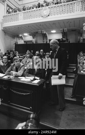 Deuxième chambre, débat sur l'affaire Aantjes; Wolff (debout) CPN en conversation avec l'AC-er Switch Date: 16 novembre 1978 mots clés: Nom de La Personne politique: Switch Banque D'Images