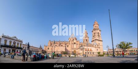 Morelia, Michoacan, Mexique - 24 novembre 2019: Les gens qui apprécient le matin à la place Menchor Ocampo, avec la cathédrale Morelia en arrière-plan Banque D'Images