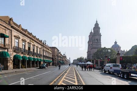 Morelia, Michoacan, Mexique - 24 novembre 2019 : vue sur le Mexique 15, avec la cathédrale Morelia et le Palais du Gouvernement Banque D'Images