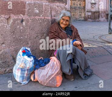 Morelia, Michoacan, Mexique - 24 novembre 2019: Un Senior, mendiant à l'entrée de la cathédrale de Morelia, Smiles pour la caméra Banque D'Images