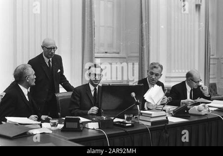 La deuxième chambre traite des lettres du Ministère des affaires sociales, des affaires économiques et du logement concernant l'est de Groningue; table/date du gouvernement: 27 janvier 1971 lieu: Groningue mots clés : nom de l'institution politique: Maison Banque D'Images