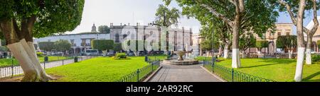 Morelia, Michoacan, Mexique - 24 novembre 2019: Vue sur la Plaza de Armas, avec fontaine et théâtre Matamoros Banque D'Images