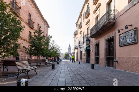 Morelia, Michoacan, Mexique - 24 novembre 2019: Vue sur la rue Ignacio Zaragoza, avec le Temple San Agustin en arrière-plan Banque D'Images