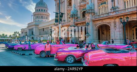 La Havane, Cuba – 16 décembre 2019 : des taxis aux couleurs vintage attendent les touristes à proximité du bâtiment du Capitole national (El Capitolio) sur Paseo del Prado str Banque D'Images