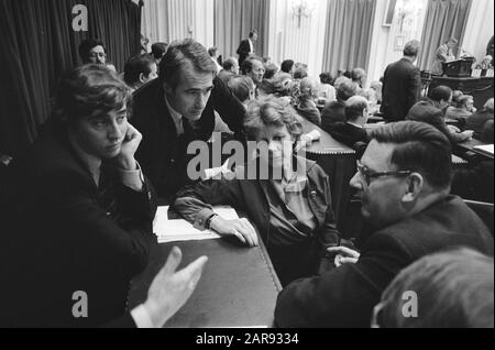Deuxième chambre: Débat sur la crise du cabinet; Nijpels avec VVD-ers dans fraktiebank Date: 13 mai 1982 mots clés: Crise du cabinet Banque D'Images