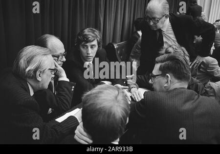 Deuxième chambre: Débat sur la crise du cabinet; Nijpels avec VVD-ers dans fraktiebank Date: 13 mai 1982 mots clés: Crise du cabinet Banque D'Images