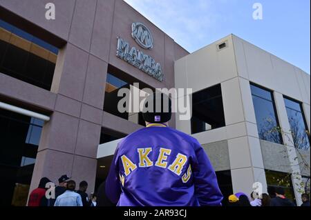 Dossier : Calabasas, États-Unis. 26 janvier 2020. Les gens se rassemblent pour planter des fleurs à l'extérieur de l'entrée de la Mamba Sports Academy à Thousand Oaks en mémoire de Kobe Bryant, décédé plus tôt dans un accident d'hélicoptère à Calabasas, Californie, dimanche 26 janvier 2020. Bryant, 41 ans, est mort avec sa fille de 13 ans Gianna. Photo de John McCoy/UPI crédit: UPI/Alay Live News Banque D'Images