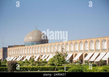 La Mosquée Sheikh Lotfollah vue de la place Naqsh-e Jahan, l'un des symboles de la ville d'Isfahan, en Iran. C'est une mosquée Safavide du 17 cent Banque D'Images