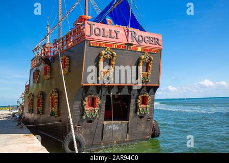 Cancun, Mexique - 20 décembre 2019: Jolly Roger Pirate Show et croisière divertissant public avec une bataille spectaculaire entre pirates dans les Caraïbes Banque D'Images