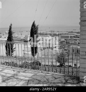 Israël 1964-1965: Haifa, vue sur le port depuis une terrasse du port et de la Méditerranée Date: 1964 lieu: Haïfa, Israël mots clés: Ports, panoramas, mers Banque D'Images