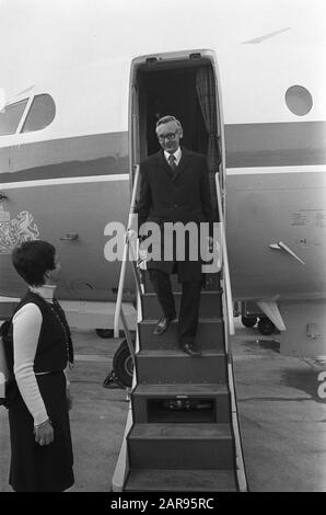 Van der Stoel de la Russie à Schiphol; Van der Stoel sur les escaliers d'avion Date : 28 avril 1974 lieu : Schiphol mots clés : arrivée et départ, ministres, nom De La Personne de l'aéronef : siège, Max van der Banque D'Images