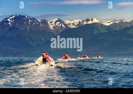 Exploration côtière par zodiaque. Détroit De Glace, Alaska. Excursion en bateau à moteur. Quatre bateaux avec vue imprenable sur les montagnes de neige. Banque D'Images