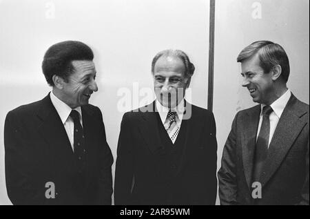 Conférence de l'IFALPA (Fédération internationale des associations de pilotes aériens) au RAI De gauche à droite M. Orlandini (KLM), M. Kotaite (Organisation de l'aviation civile internationale de l'OACI) et le capitaine Pearce, président IFALPA Date : 15 mars 1979 lieu : Amsterdam, Noord-Holland mots clés : conférences, nom de l'aviation : Kotaite, Assad, Orlandini, Sergio, Pearce, Derry Banque D'Images