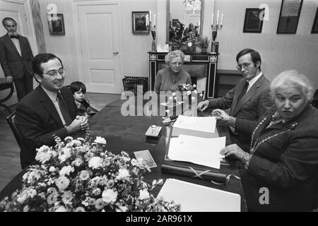 Déclaration de naissance d'une fille de Christina par Jorge Guillermo à l'Hôtel de Ville d'Utrecht De gauche à droite Jorge Guillermo, Bernardo, Princess Juliana, Unknown, Maire vos-van Gortel Date: 13 octobre 1981 lieu: Utrecht, Utrecht mots clés: Déclarations, maires, princesses, mairie Nom personnel: Guillermo, Bernardo, Guillermo, Jorge, Juliana, princesse, vos-van Gortel, M.W.M. Banque D'Images