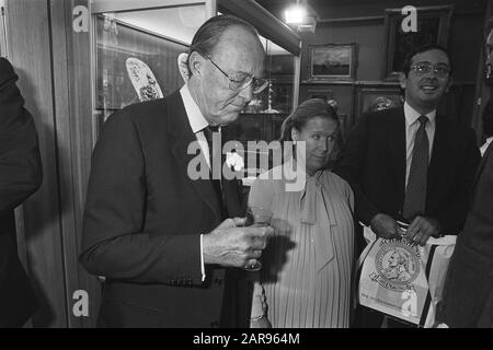 Prins Bernhard a officiellement ouvert la vente aux enchères de Christie's à Amsterdam De gauche à droite Prince Bernhard, Princesse Christina et Jorge Guillermo à la date d'ouverture: 24 septembre 1981 lieu: Amsterdam, Noord-Holland mots clés: Ouvertures, princesses, princesses, maisons de vente aux enchères Nom personnel: Bernhard (prince Pays-Bas), Christina, princesse, Guillermo, Jorge Banque D'Images