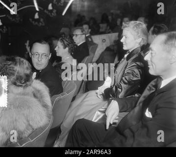 La Star du film Ann Todd au cinéma à la Haye en première du film The Sound Barrier en présence de prince Bernhard Date: 19 décembre 1952 lieu: La Haye, Zuid-Holland mots clés: Cinémas, films, stars du cinéma, maison royale, princes Nom personnel: Bernhard, prince, Todd, Ann Banque D'Images