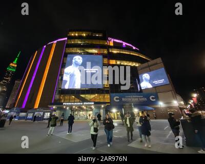 New York, NY, États-Unis. 26 janvier 2020. Madison Square Garden à New York City rend hommage à Kobe Bryant, décédé plus tôt aujourd'hui dans un accident d'hélicoptère avec sa fille Gianna à Calabasas, Californie, le 26 janvier 2020. Crédit: Rainmaker Photos/Media Punch/Alay Live News Banque D'Images