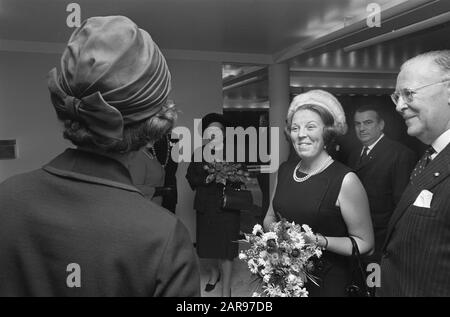Rencontre de la Société des maires à Utrecht Princess Beatrix et Queen Juliana au théâtre d'arrivée à Utrecht Date: 6 novembre 1968 lieu: Utrecht mots clés: Maires, sociétés, réunions, arrivées, reines, princesses Nom personnel: Beatrix, princesse, Juliana (Reine Pays-Bas) Banque D'Images