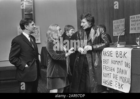 Réunion van Mij. Der Nederlandse Literkunde sur la situation financière de l'écrivain à Kras, Amsterdam. Harry Mulisch (à droite), Mies Bouhuys et H.A. Gomperts Date: 27 février 1970 lieu: Amsterdam, Noord-Holland mots clés: Écrivains, réunions Nom personnel: Bouhuys, Mies, Gomperts, H.A., Mulisch, Harry Institutionname: Maatschappij der Nederlandse Letterkunde Banque D'Images