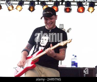 28 septembre : Chad Gilbert of New Found Glory se produit à l'amphithéâtre Lakewood à Atlanta, Géorgie le 28 septembre 2002. Crédit: Chris McKay / MediaPunch Banque D'Images