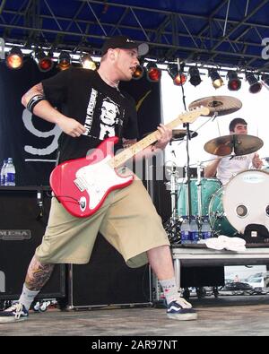 28 septembre : Chad Gilbert et Cyrus Bolooki of New Found Glory se produit à l'amphithéâtre Lakewood à Atlanta, Géorgie, le 28 septembre 2002. Crédit: Chris McKay / MediaPunch Banque D'Images