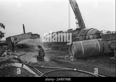 Catastrophe de la circulation (13 morts) sur le chemin de Rotterdam à Breda près de Prinsenbeek, aperçu du chaos Date: 25 août 1972 lieu: Prinsenbeek mots clés: Catastrophe de la circulation Banque D'Images