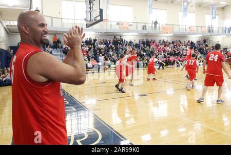 Creve Coeur, États-Unis. 26 janvier 2020. Los Angeles Angels Albert Pujols claps pour ses coéquipiers lors du match de basket-ball Albert Pujols All Stars à l'Université baptiste du Missouri à Creve coeur, Missouri, dimanche 26 janvier 2020. Pujols, qui dirige la Albert Pujols Family Foundation, accueille le jeu annuel de basket-ball composé de ceux qui vivent avec le syndrome De Down et des célébrités locales. Photo de Bill Greenblatt/UPI crédit: UPI/Alay Live News Banque D'Images