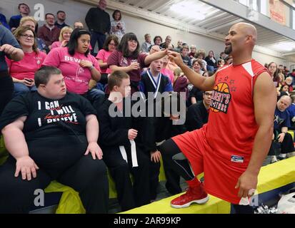 Creve Coeur, États-Unis. 26 janvier 2020. Los Angeles Angels Albert Pujols est félicité arrêts pour dire bonjour aux fans avant le match De basket-ball Albert Pujols All Stars à l'Université baptiste du Missouri à Creve coeur, Missouri, dimanche 26 janvier 2020. Pujols, qui dirige la Albert Pujols Family Foundation, accueille le jeu annuel de basket-ball composé de ceux qui vivent avec le syndrome De Down et des célébrités locales. Photo de Bill Greenblatt/UPI crédit: UPI/Alay Live News Banque D'Images