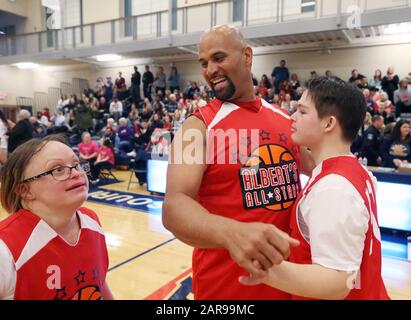 Creve Coeur, États-Unis. 26 janvier 2020. Los Angeles Angels Albert Pujols est félicité par ses coéquipiers après le match De basket-ball Albert Pujols All Stars à l'Université baptiste du Missouri à Creve coeur, Missouri, dimanche 26 janvier 2020. Pujols, qui dirige la Albert Pujols Family Foundation, accueille le jeu annuel de basket-ball composé de ceux qui vivent avec le syndrome De Down et des célébrités locales. Photo de Bill Greenblatt/UPI crédit: UPI/Alay Live News Banque D'Images