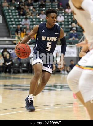 25 janvier 2020 - Ezra Manjon, garde des Aggies de Davis UC (5) lors d'un match entre les guerriers Rainbow d'Hawaï et les Aggies de Davis UC au Centre Stan Sheriff d'Honolulu, HI - Michael Sullivan/CSM Banque D'Images