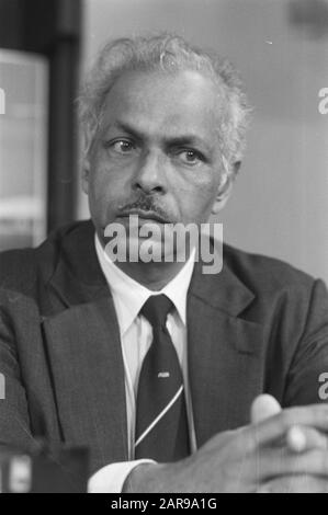 Départ de Schiphol de la délégation du gouvernement du Suriname; Ambassadeur Ramkisor, dépêches Date: 3 décembre 1988 mots clés: Ambassadeurs Nom personnel: Ramkisor Banque D'Images